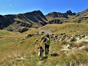 63 Rientrando dal Mincucco alla Baita Foppa (1987 m) con vista in Triomen-Tribortoi-Valletto